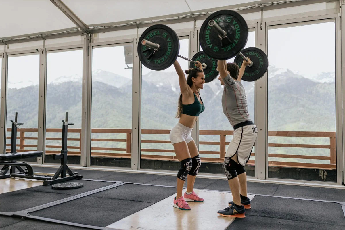 Mujer entrenando fuerza en el gimnasio