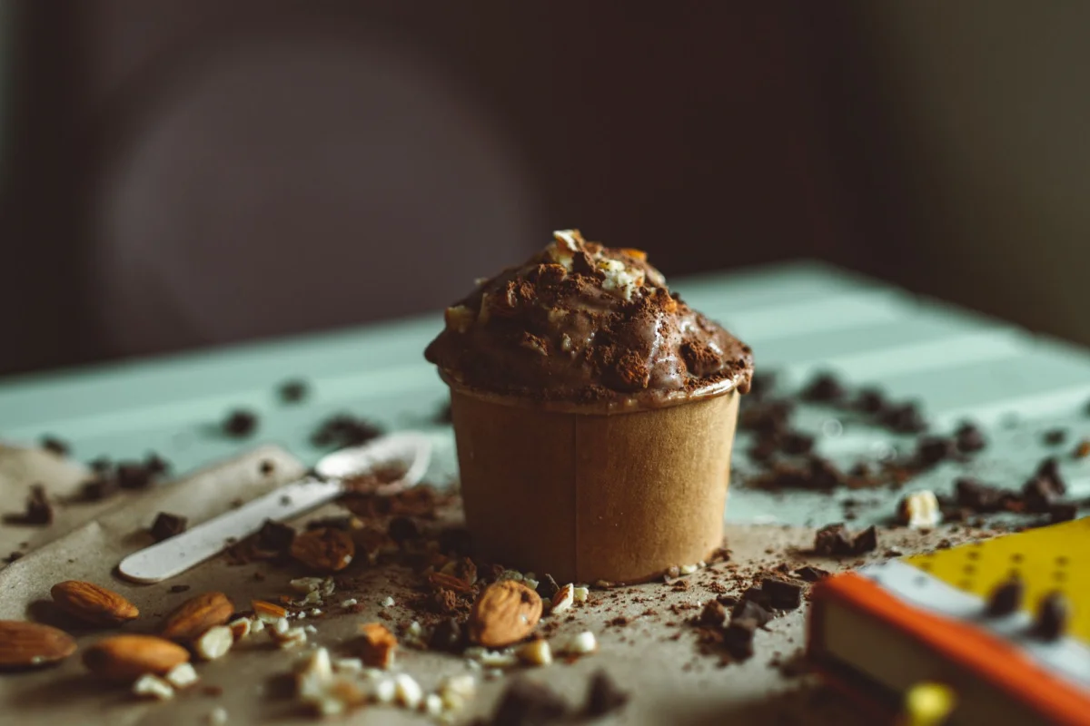 Helado proteico casero cremoso servido en un vaso pequeño de cristal con una cuchara