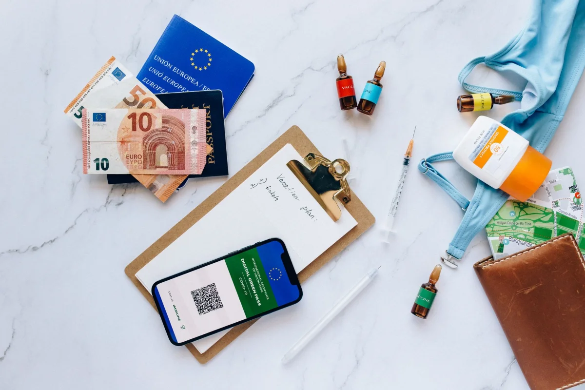Pluma precargada de Mounjaro junto a billetes de euro sobre una mesa, representando el coste por dosis