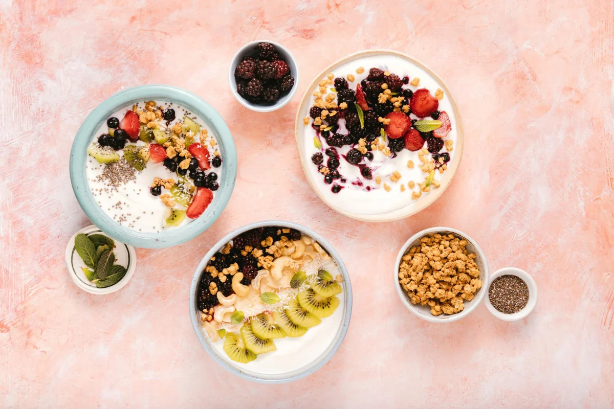 Bowl blanco con yogur griego, arándanos azules y nueces troceadas
